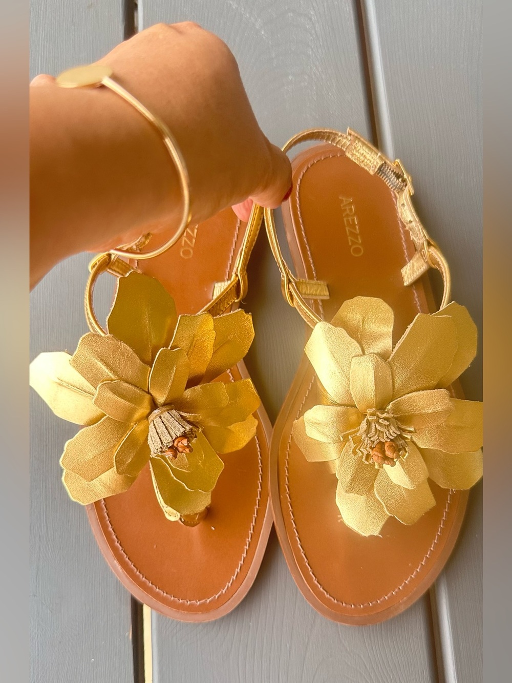 Arezzo Gold Floral Leather Thong Sandals Sz 6